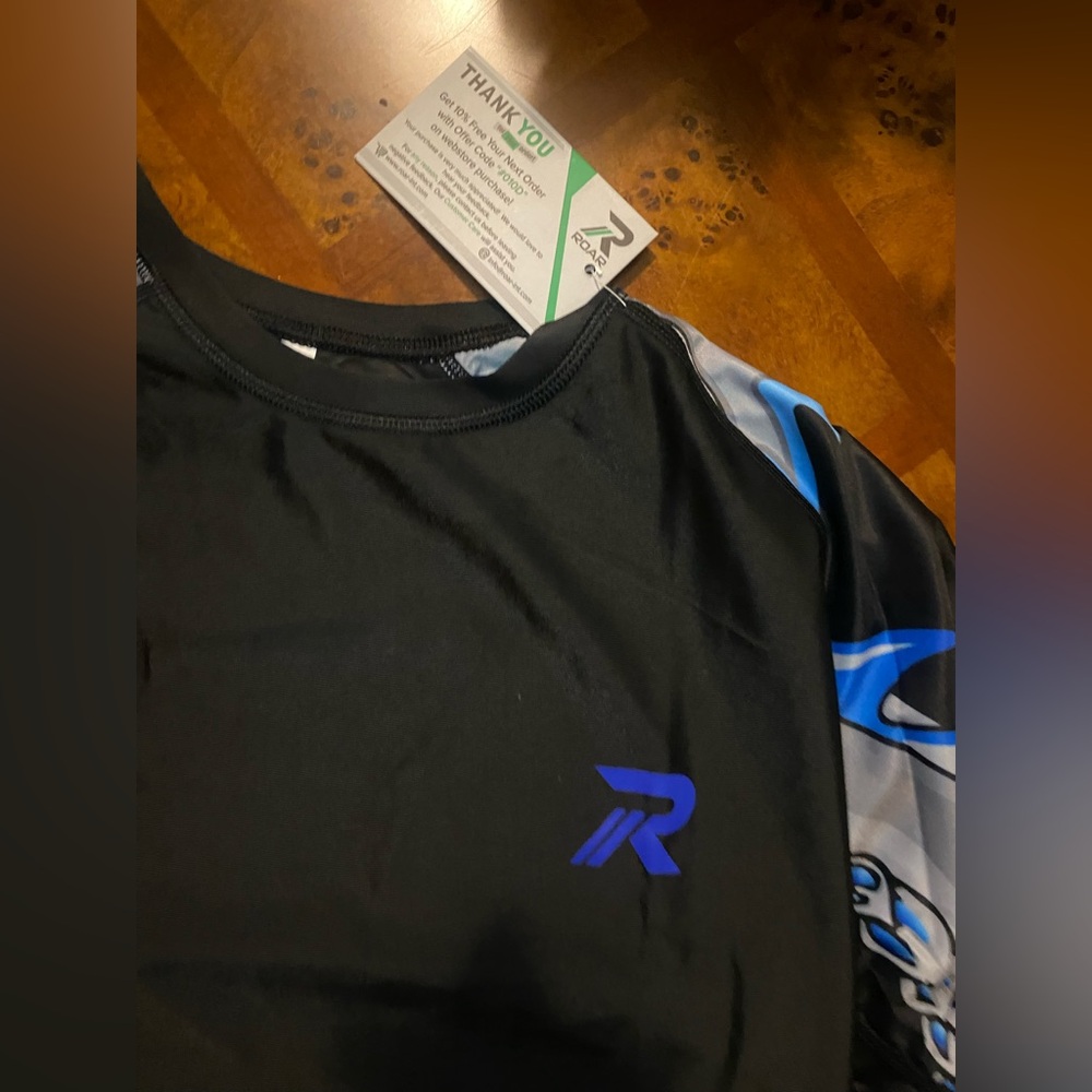NWT- Roar Rash Guard Compression shirt - Picture 6 of 8